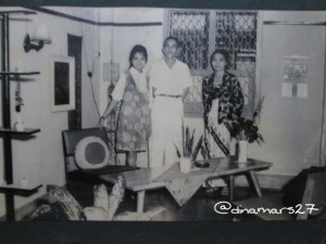 Foto keluarga almarhumah ibu bersama Mbah Putri dan Mbah Kakung. (sumber: dokpri)